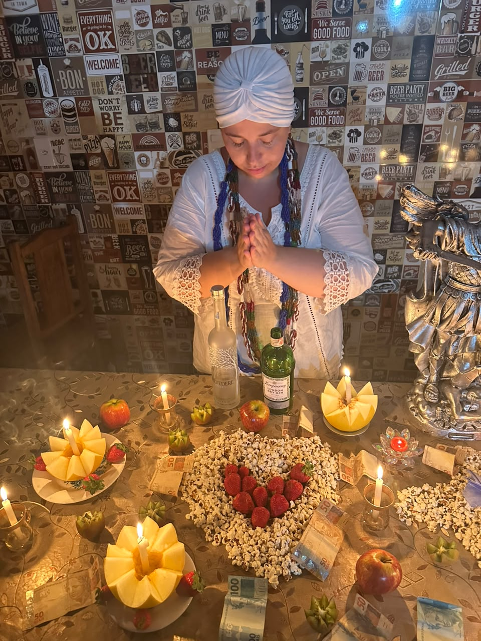 Mesa espiritual de trabalho amoroso com velas, oferendas e frutas